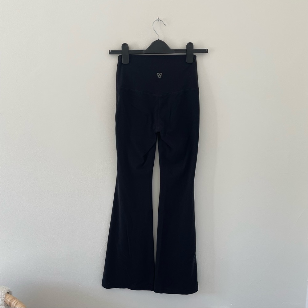 tnalife atmosphere flare high rise leggings in black